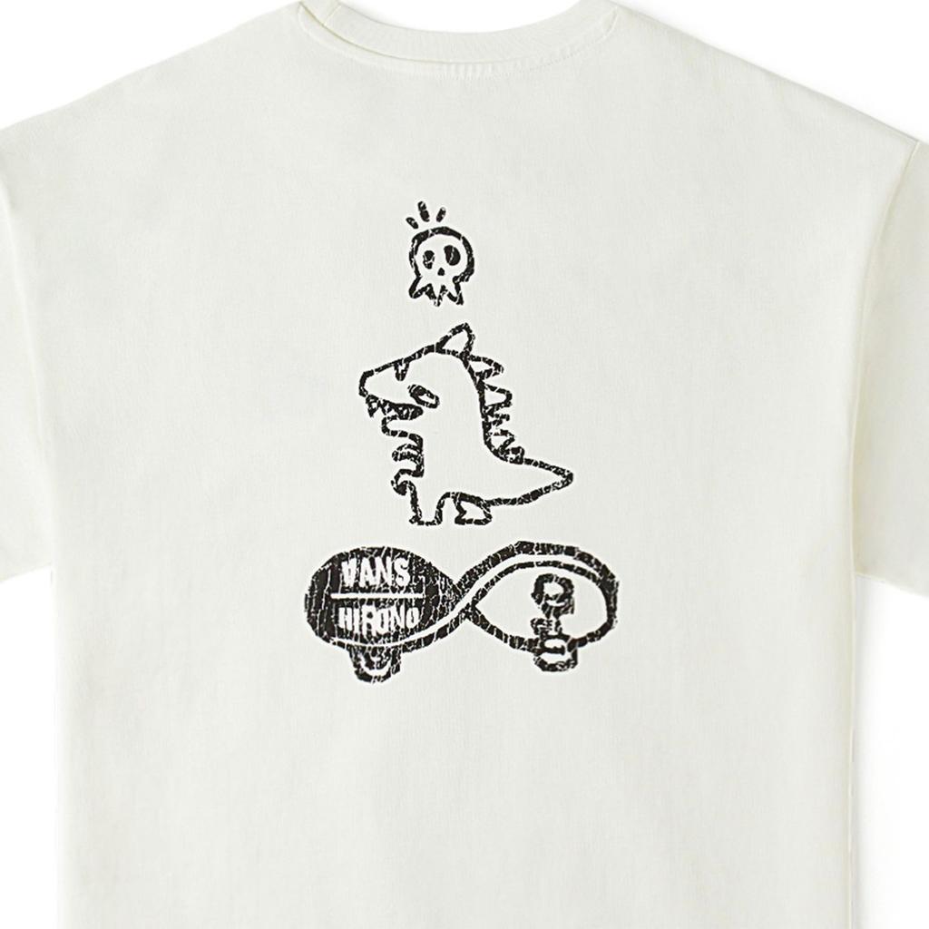 Vans Футболка унисекс с коротким рукавом и круглым вырезом с принтом логотипа бренда в стиле аниме X Hirono, цвет белый VN000K9UFS8
