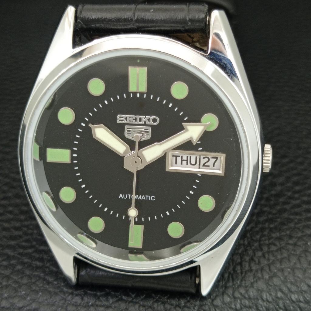 ЯПОНСКИЕ ВИНТАЖНЫЕ ОТРЕМОНТИРОВАННЫЕ АВТОМАТИЧЕСКИЕ МУЖСКИЕ ЧАСЫ SEIKO 5 С ЧЕРНЫМ ЦИФЕРБЛАТОМ a444246-1