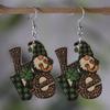 Улица. Деревянные серьги с подвеской в виде зеленого котенка и клевера ко Дню Святого Патрика