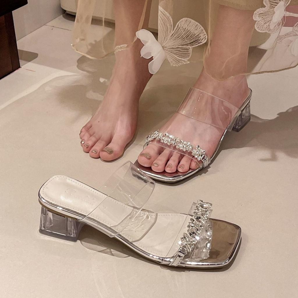 Прозрачные тапочки со стразами, женская летняя верхняя одежда 2025 года, новые босоножки с одним словом и кристаллами, толстый каблук, французская фея, высокие каблуки