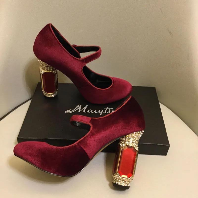 2025 Новые бархатные женские сандалии с круглым носком, драгоценными камнями, стразами, блестящим каблуком, на толстом высоком каблуке, неглубокие, для вечеринок, сцены