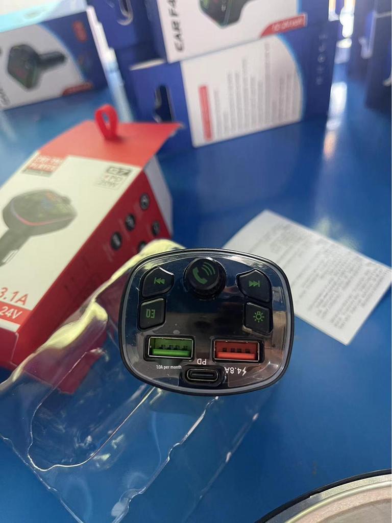 Автомобильный Bluetooth MP3-плеер с функцией громкой связи, голосовым вещанием, быстрой зарядкой PD и USB-накопителем.