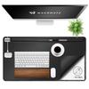 Многофункциональный коврик для стола Woodmate, который гармонирует с вашим пространством благодаря структуре из веганской кожи Space, магнитному держателю для кабелей, панели инструментов и коврику для стола "Под наблюдением"