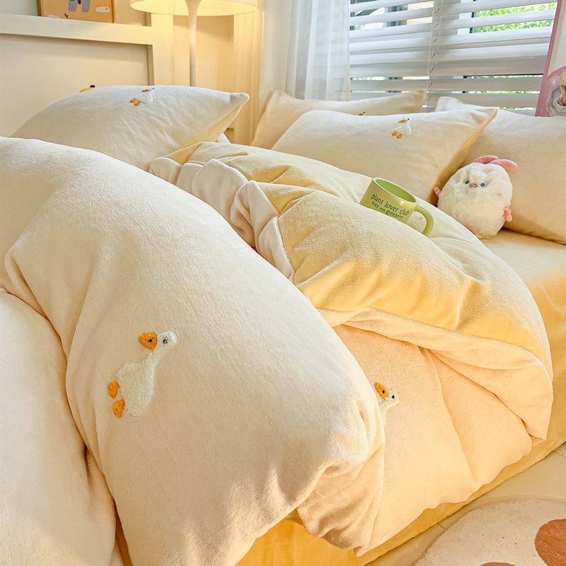 Зимнее полотенце с вышивкой, молочный бархат, комплект из четырех предметов, утолщенное теплое постельное белье с героями мультфильмов, коралловое фланелевое пододеяльник