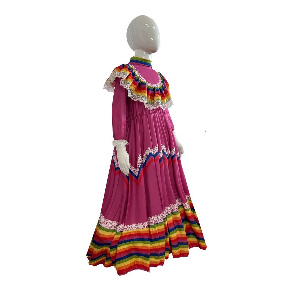 Детское длинное платье в мексиканском стиле с длинными рукавами и круглым вырезом.