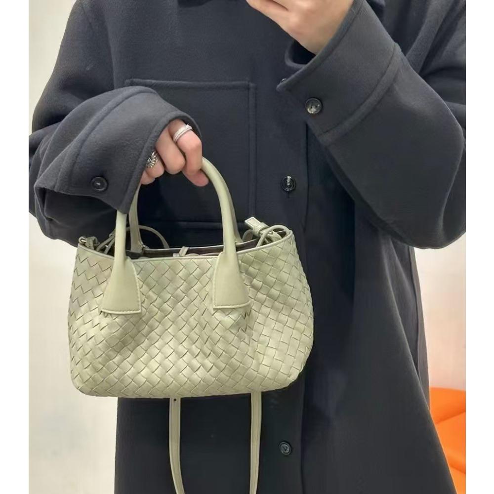 2025 Светлая роскошная трансграничная плетеная женская сумка-тоут из коровьей кожи, мамина сумка для покупок, премиальная женская сумка-мессенджер для commuters