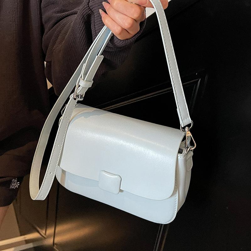 Korean version of niche high-end simple style solid color portable saddle bag fashionable versatile casual commuter style messenger bag women