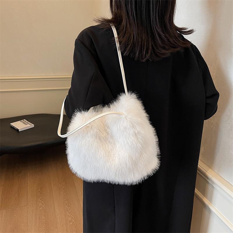 Autumn and Winter Popular Plush Small Bag Women 2025 New Fashion Underarm Fluffy Dumpling Bag Premium Texture Shoulder Bag