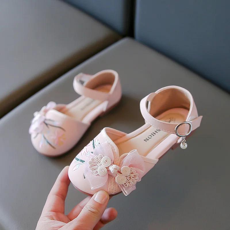 Детские милые сандалии 2024 года, летние новые туфли для девочек в стиле ретро, универсальные туфли принцессы, детские милые вышитые кожаные туфли для вечеринки, свадьбы