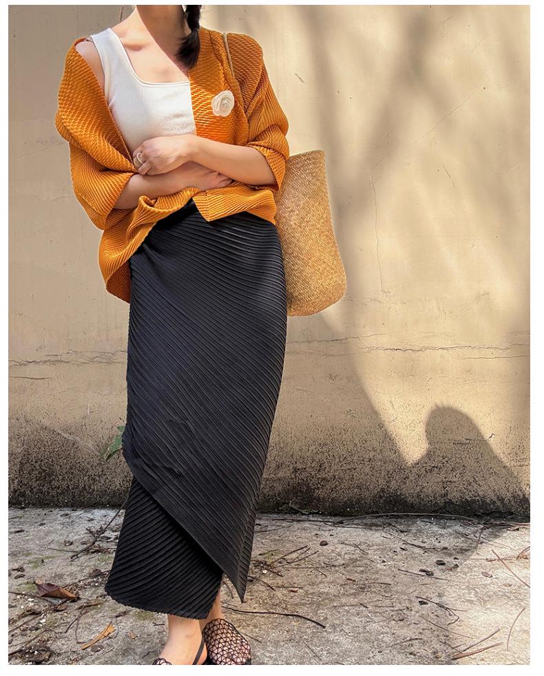 Женская черная плиссированная юбка средней длины с асимметричным разрезом от Мияке