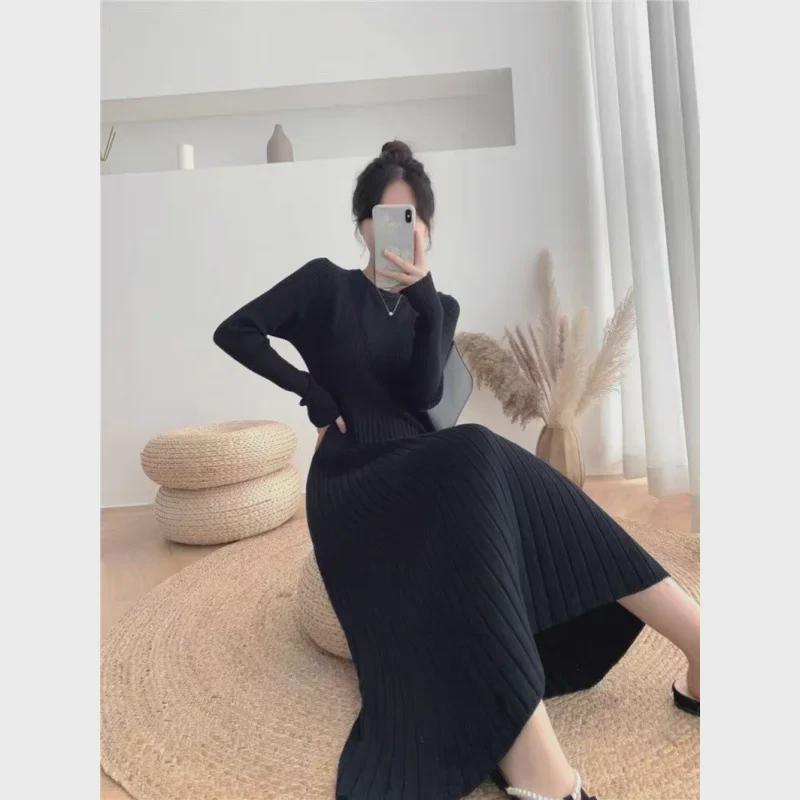 Платье-свитер миди с черным трикотажным воротником для беременных на осень/зиму