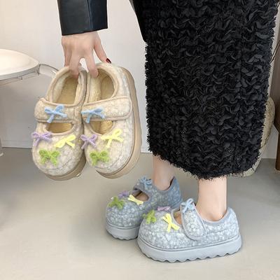 Осенью 2025 года новые однословные пушистые туфли для женщин носят модные и универсальные повседневные теплые хлопковые туфли на толстой подошве, увеличивающие рост.