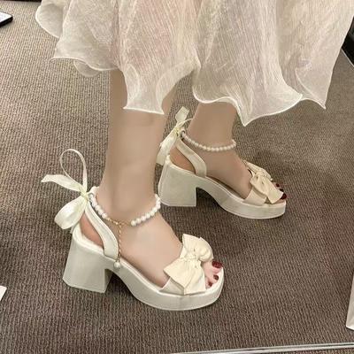 Летом 2025 года новые популярные жемчужины в иностранном стиле с сандалиями, женщины носят сказочный стиль с юбками и на высоких каблуках.