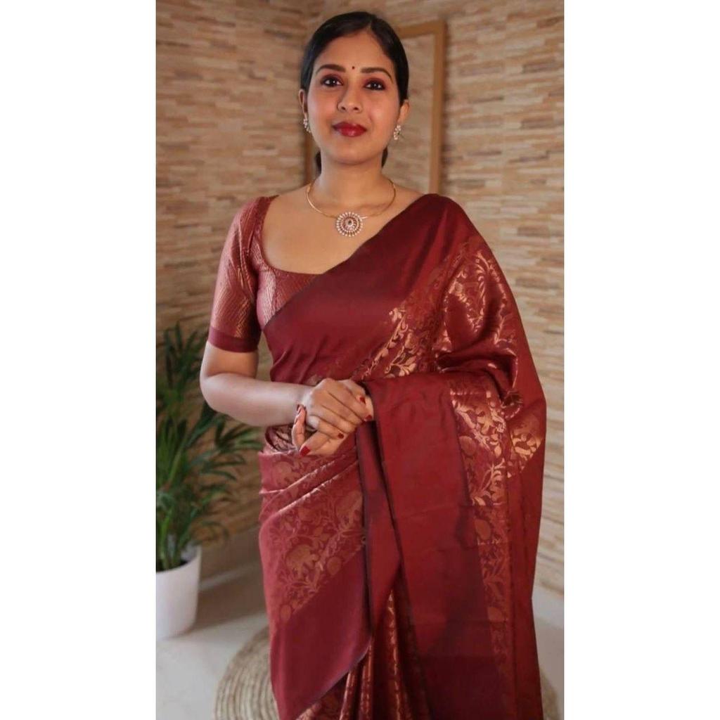 Это красивое сари элегантно украшено великолепным жаккардовым плетением, которое придает образу идеальный вид.