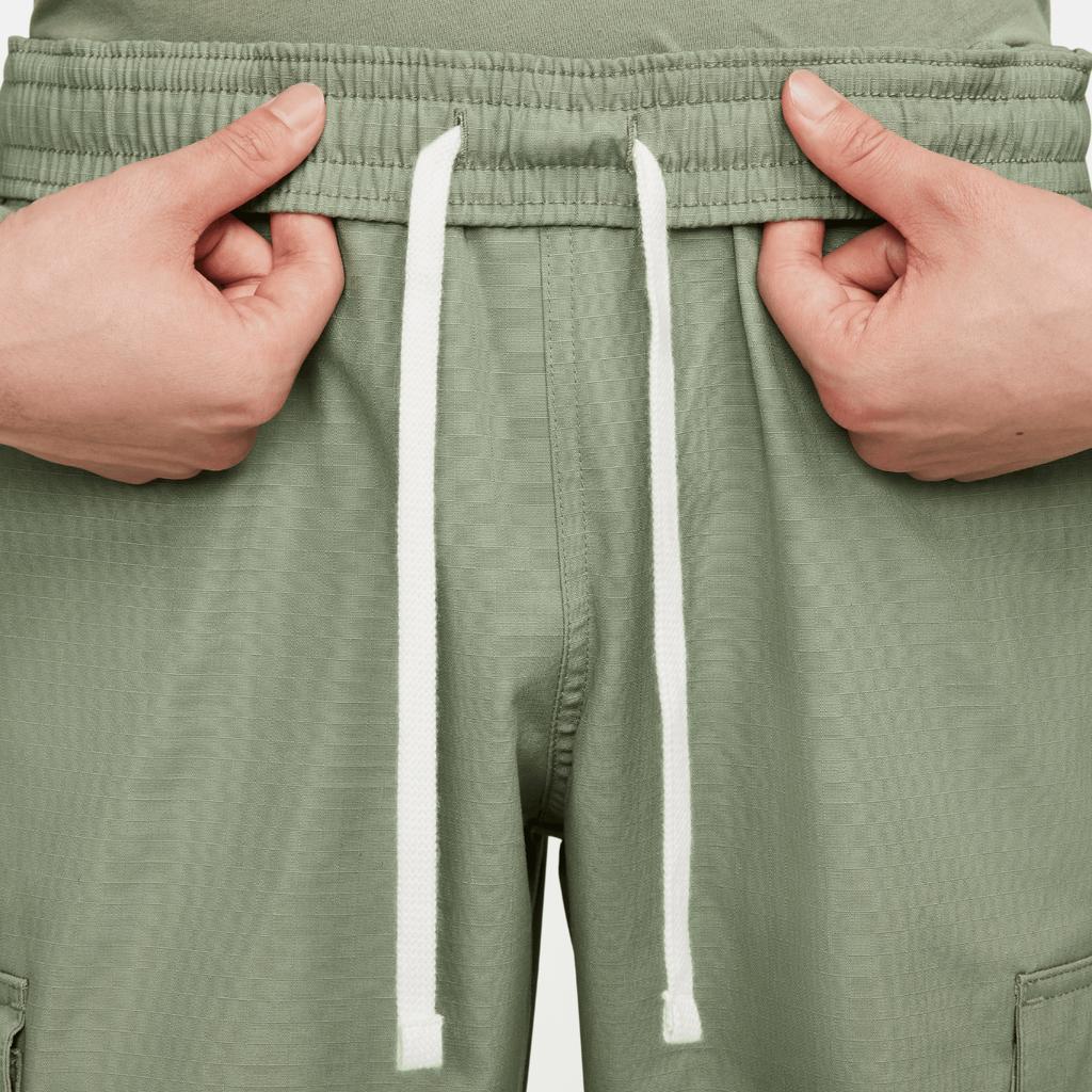 Nike Мужские брюки-карго с вышитым логотипом клуба, удобные, дышащие, прямого кроя, с множеством карманов, цвет масляно-зеленый FZ5766-386