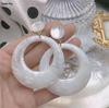 Серьги-кольца из белой смолы в гонконгском стиле с полым дизайном