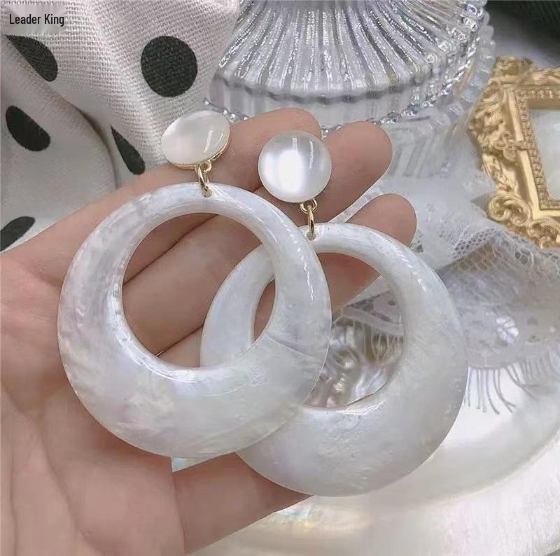 Серьги-кольца из белой смолы в гонконгском стиле с полым дизайном