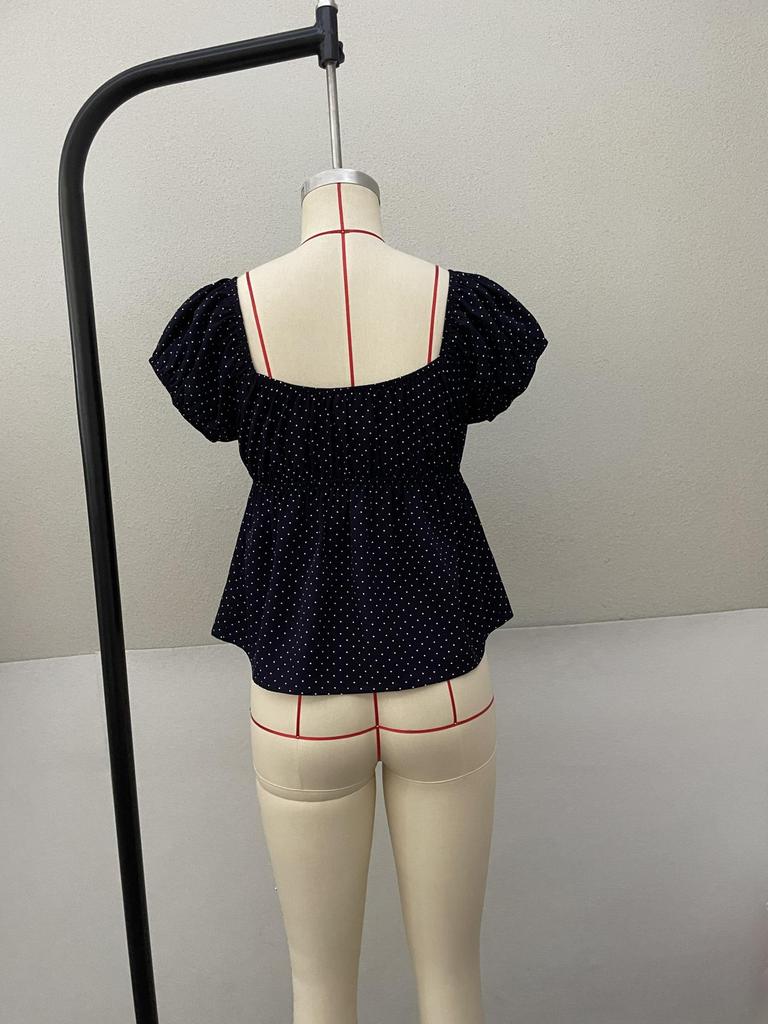 Летнее облегающее платье с коротким рукавом и V-образным вырезом в горошек