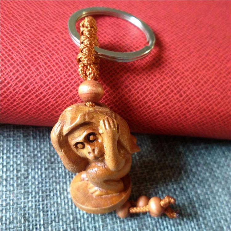 Двенадцать брелоков со знаками зодиака, искусно вырезанные из красного дерева, являются изысканными трехмерными подарками и пользуются популярностью у продавцов на ночных рынках.