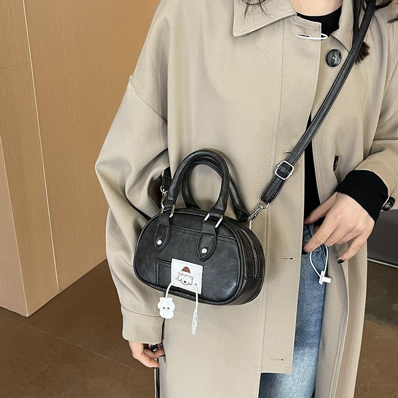 Niche fashion portable small bag women 2025 new retro small square bag versatile single shoulder messenger bag one piece delivery