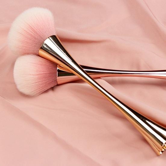 Стоячая щетка для ногтей с четырехлистным клевером, основание зеркала, мягкая щетина, длинная ручка, средство для удаления пыли для ногтей, щетка для очистки, женский инструмент для макияжа