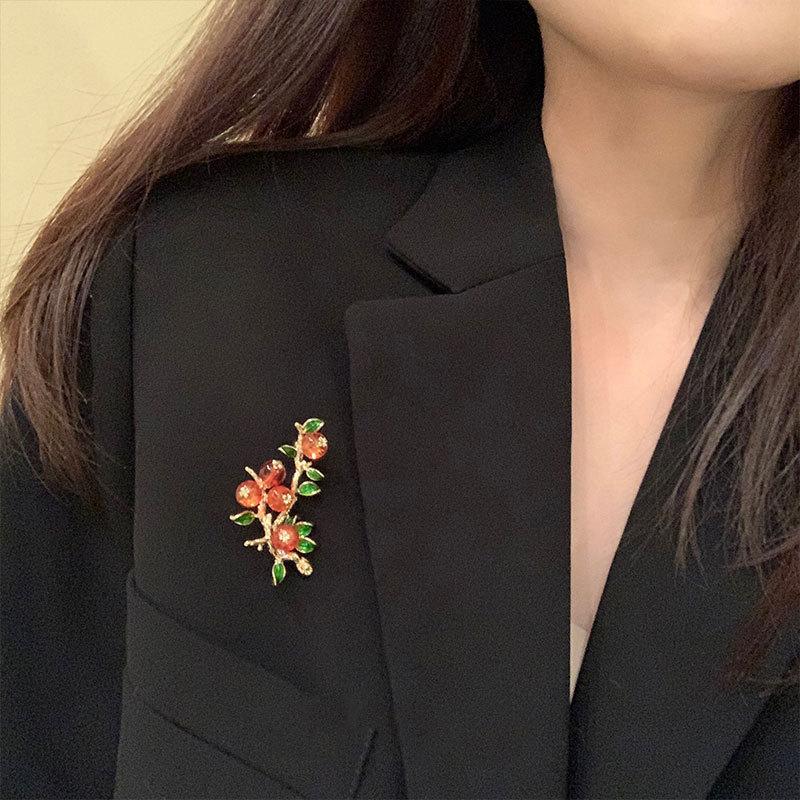 SKEDS Creative Classic Enamel Berry Persimmon Badges Pins For Women Lady Elegant Vintage Drip Oil Brooches Coat Suit Buckle Pin