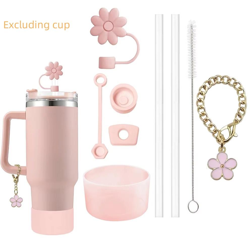 Набор из 9 аксессуаров: 2 соломинки и щетка, 3 непроливаемые заглушки, насадка для соломинки в виде цветка, чехол-сапожок и 1 цепочка с цветочным шармом для стакана Stanley