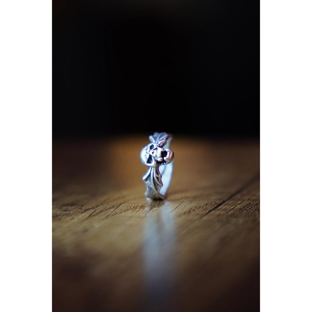 Посеребренное регулируемое кольцо с крылатым черепом