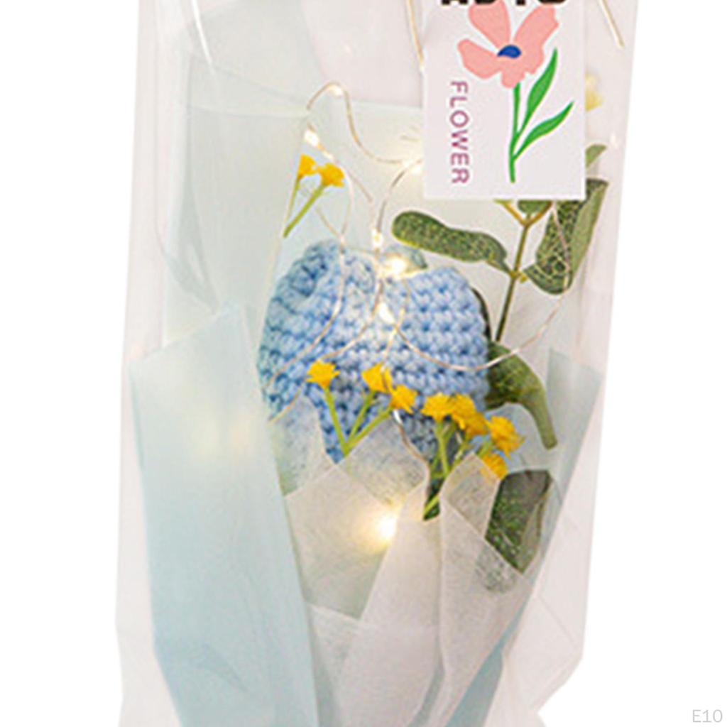 Завершенный букет тюльпанов крючком с легким искусственным декоративным украшением для центральной части стола