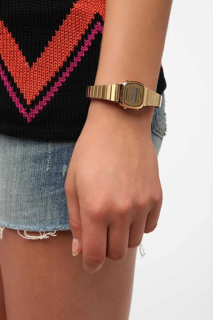 Винтажные цифровые часы Casio LA-670WGA-9 золотого цвета