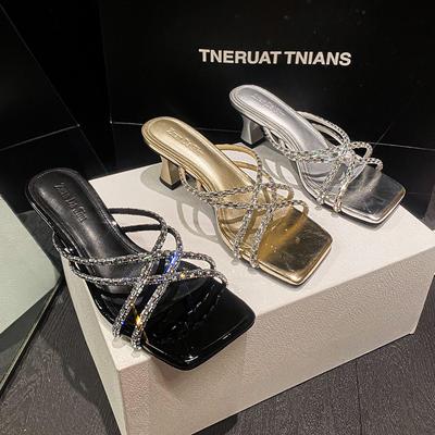 2024 Новая обувь для женщин Красивые сандалии Французский стиль Летние Девушка Стразы Тонкий ремешок Шлепанцы Женские Повседневные Плоские Шлепанцы