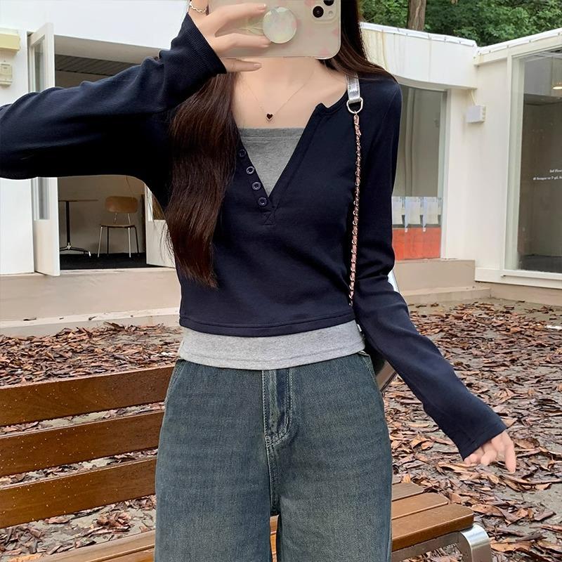 Контрастная цветная поддельная футболка из двух частей с V-образным вырезом и длинными рукавами для женщин, начало осени 2024 года, новый дизайн, нишевый, горячая девушка, тонкий, короткий топ