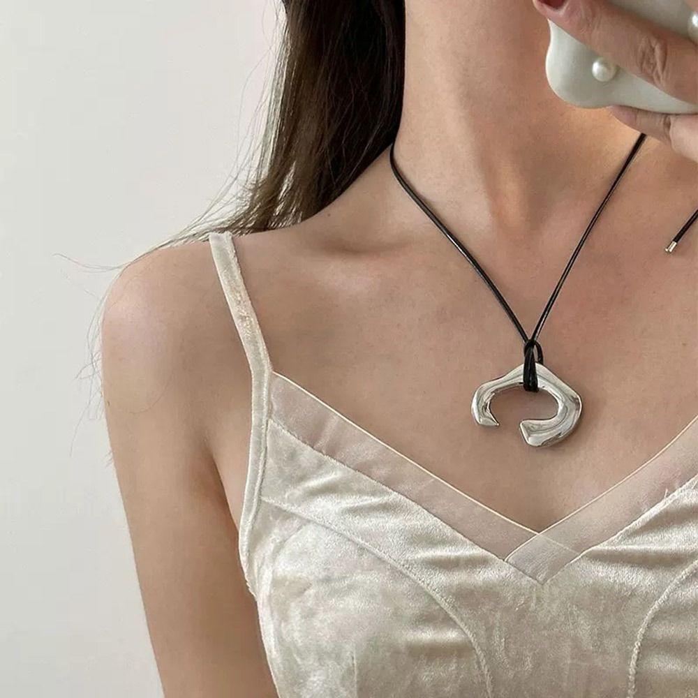 Металлическое нерегулярное женское ожерелье, черная кожаная веревка, ожерелья с подвеской, винтажная цепочка на ключицу для женщин