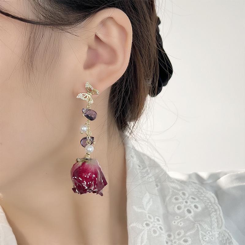 Серьги с бабочкой, кисточкой и сушеными цветами