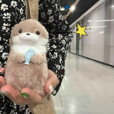 Милый маленький выдра обнимает рыбу плюшевая кукла подарок брелок подвеска