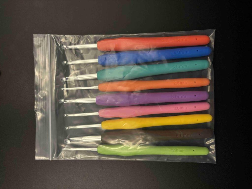 Hand-Knitted Rainbow Soft Handle Aluminum Crochet Hook Set with Yarn Needle