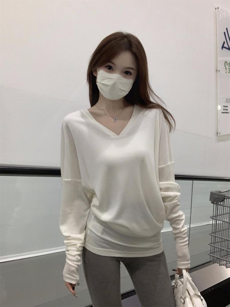 Korean V-Neck White Long Sleeve T-Shirt for Women – Autumn/Winter Relaxed Fit Base Layer with Cinched Waist