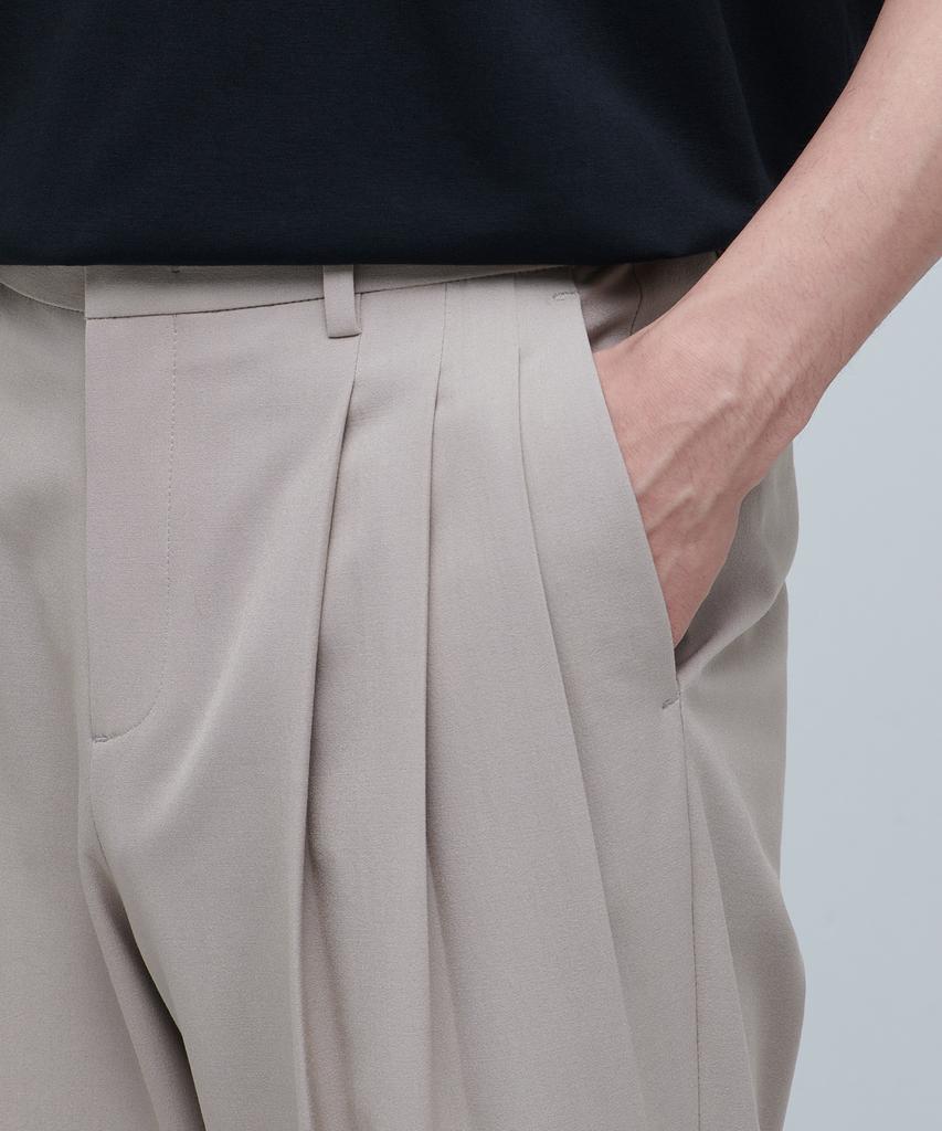 MUSINSA STANDARD Lightweight Three-Puck Semi-Balloon Slacks [Light Beige]