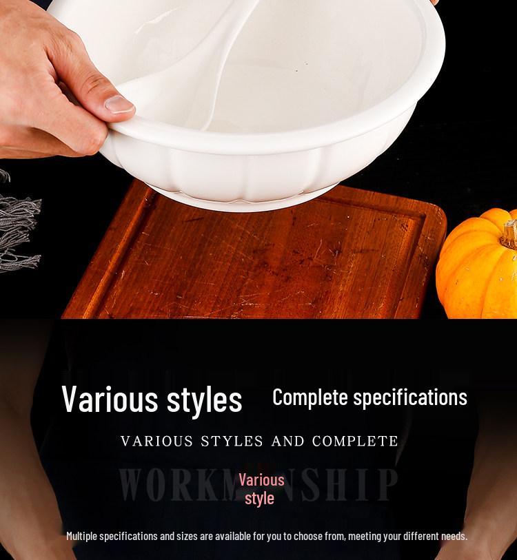 Большая чисто-белая керамическая суповая тарелка для дома или ресторана.