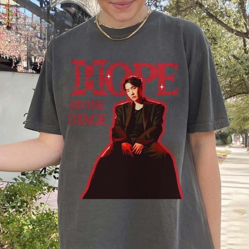 Футболка J Hope на сцене BTS Kpop Концертная футболка Футболка для фаната, Мерч Jhope Подарок для ARMY, Музыкальная футболка для концерта, Подарок для фаната на Мировой тур 2026
