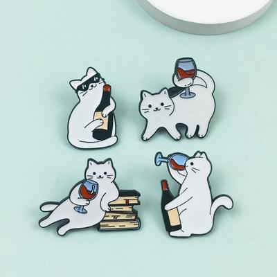 Очаровательная белая кошка, пьющая алкоголь, брошь - Мультяшный значок для рюкзаков и аксессуаров