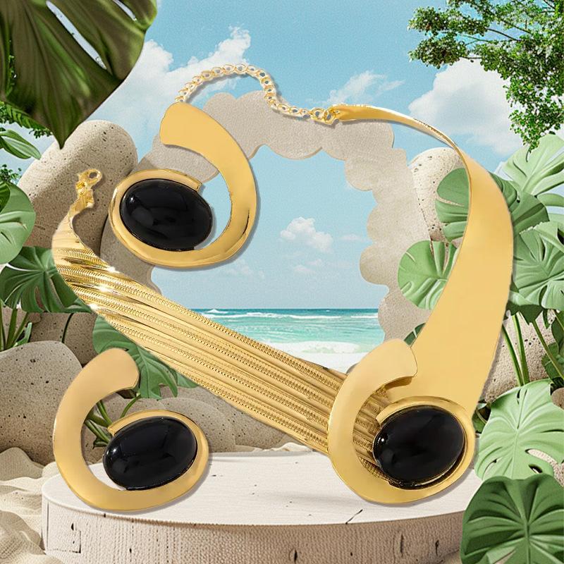 Модный комплект женских украшений