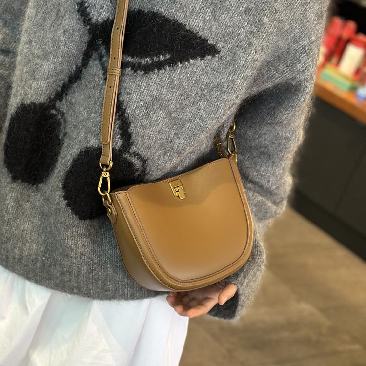 Женская сумка-седло кроссбоди из натуральной кожи - Тренд Весна/Лето 2024, Улучшенная текстура, Популярный маленький дизайн под мышкой