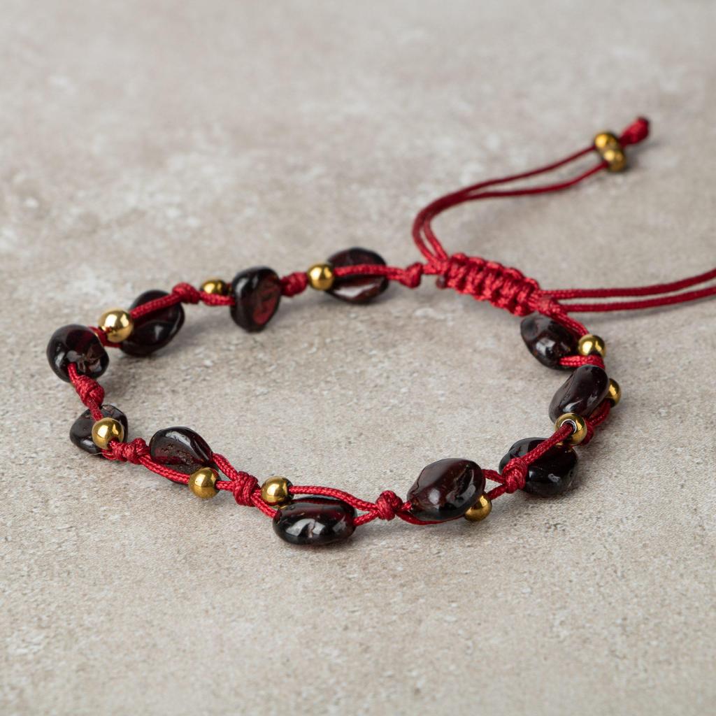 Браслет из макраме с гранатом бордового цвета натуральной огранки из натурального камня