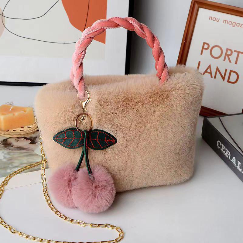 Женская зимняя симпатичная сумка из плюша вишневого цвета с цепочкой через плечо