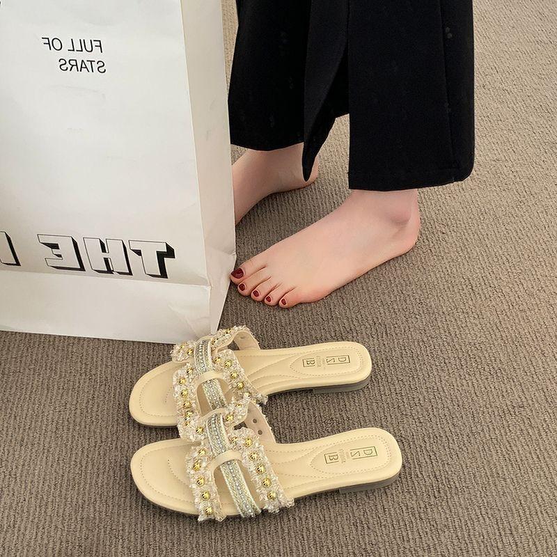 Универсальные легкие шлепанцы с плоской подошвой и открытым носком, украшенные жемчугом, французские маленькие ароматные прохладные шлепанцы, женские летние, уличные, новые модели 2025 года