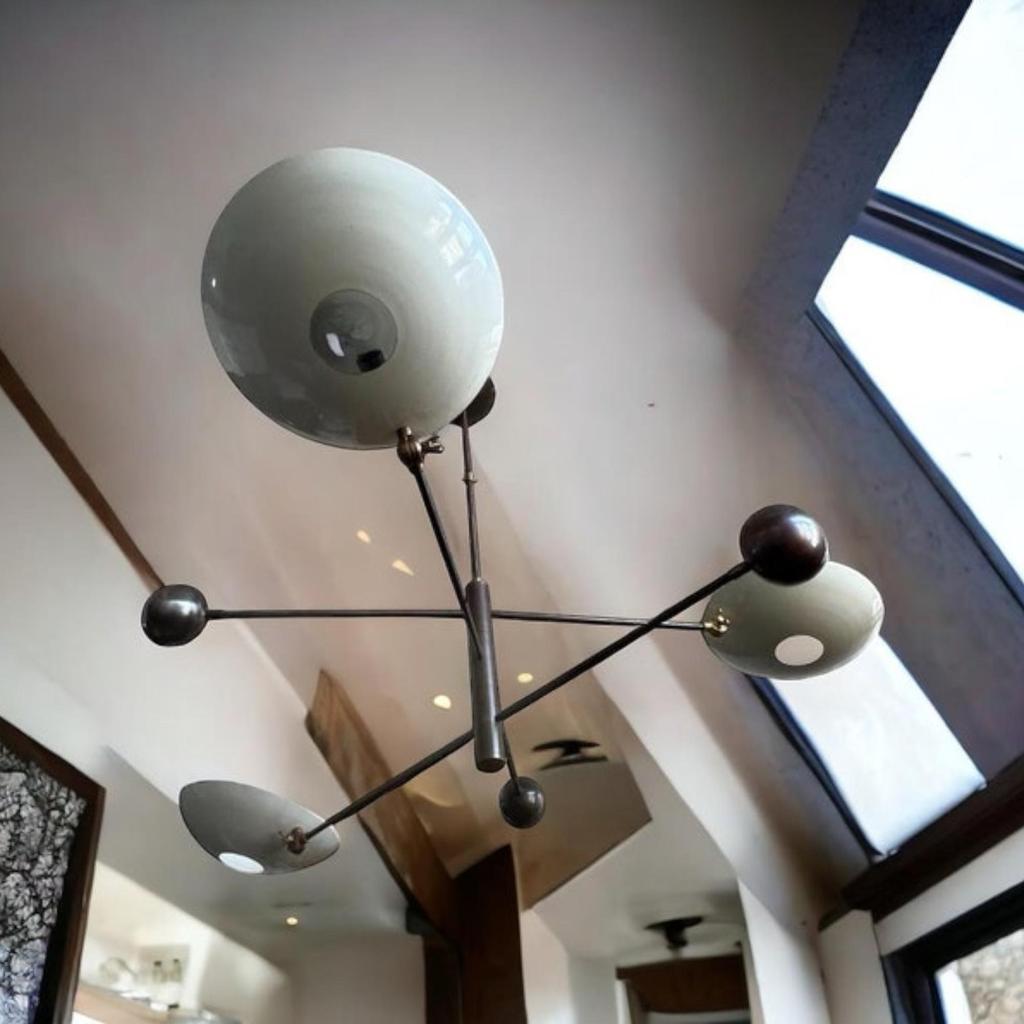 Итальянская люстра середины века с тремя закрытыми рожками из белой и патинированной латуни