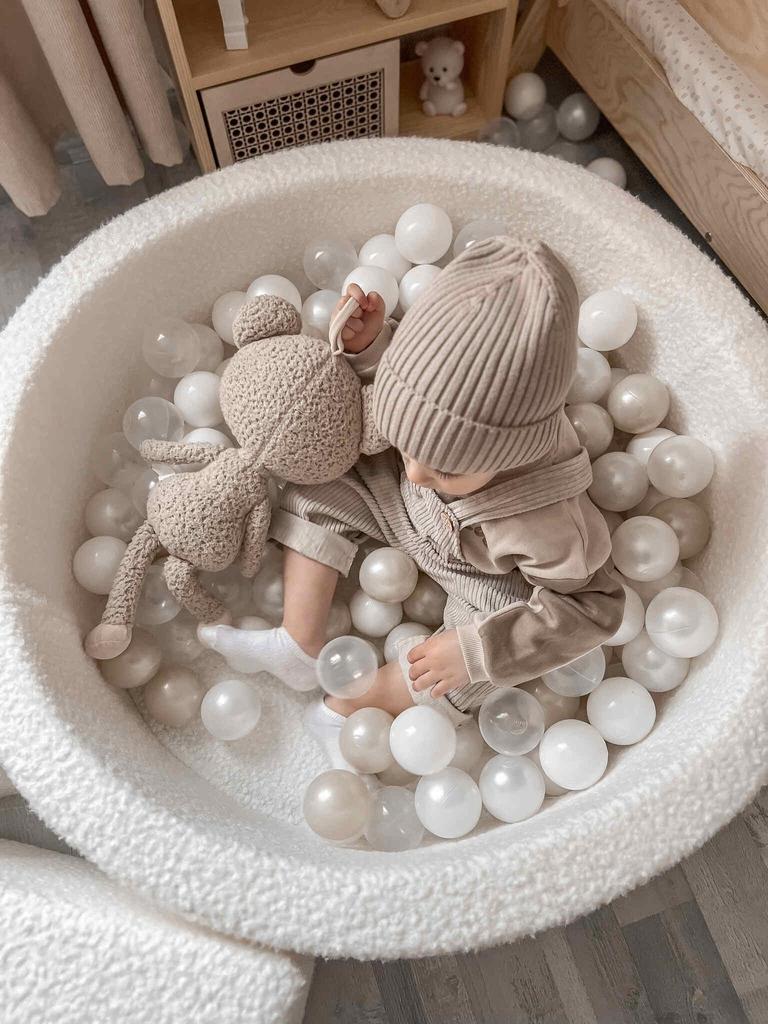 Foam playground with a Boucle White mountain 100 balls: white, pearl, beige