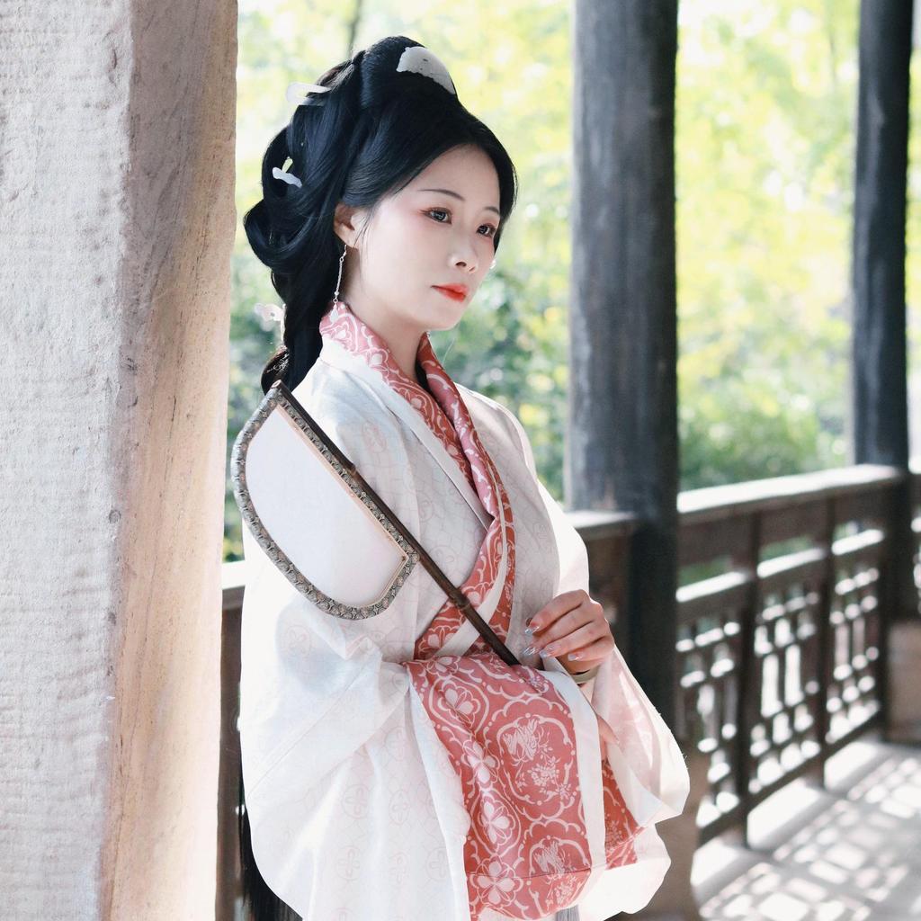 Фиолетовый бамбуковый шелковый веер с длинной ручкой и уникальной формой — идеально подходит для подиумов в стиле ханьфу, фотореквизита или ретро-мероприятий в масках