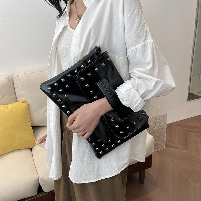 2024 летняя женская сумка-клатч с клапаном, сумка через плечо, корейская модная женская противоугонная сумка-конверт, женская золотистая, черная заклепка, повседневные сумки на плечо